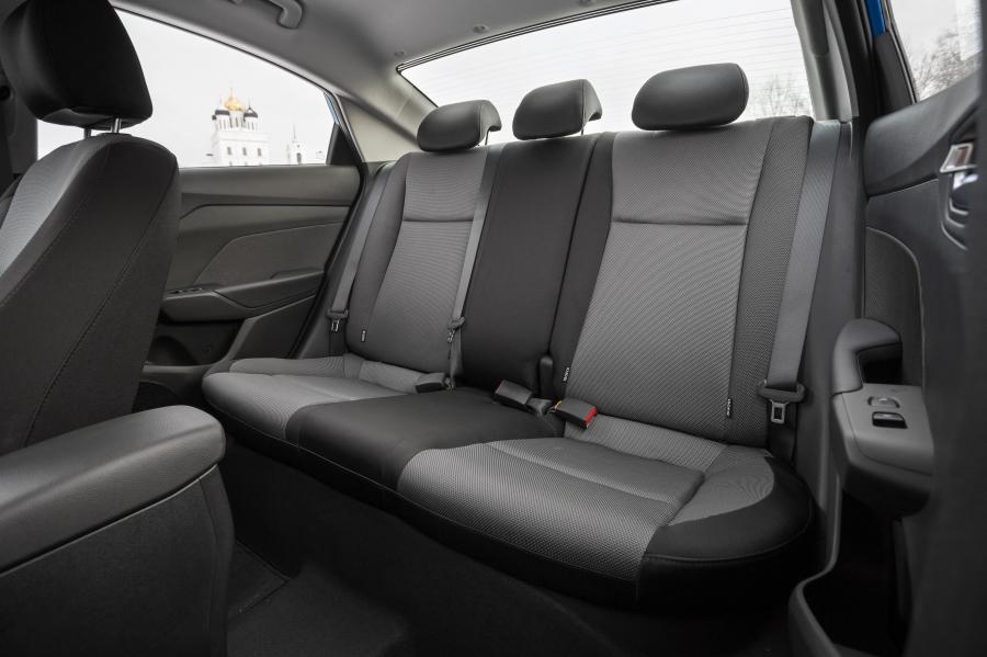 Интерьер Hyundai Solaris (HCR) 2017 года  (фото 2 из 33)